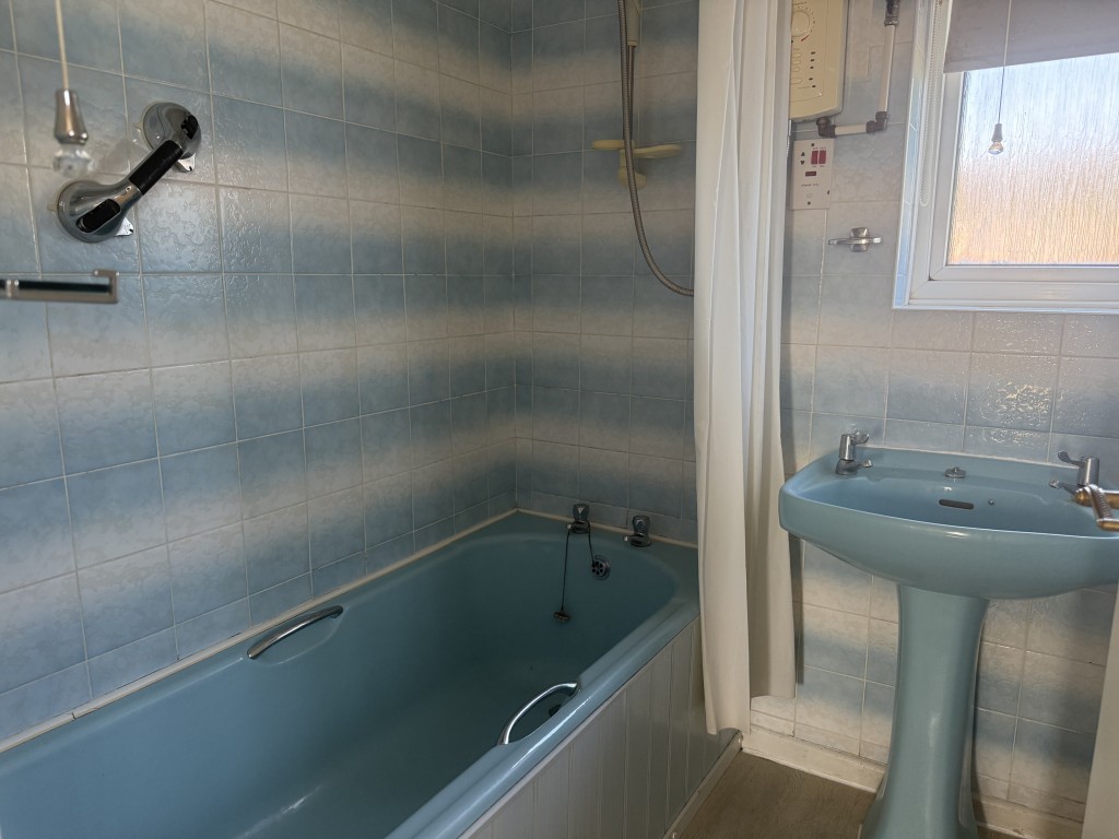 Lot: 146 - THREE-BEDROOM END-TERRACE HOUSE WITH GARAGE - First floor bathroom with hand basin